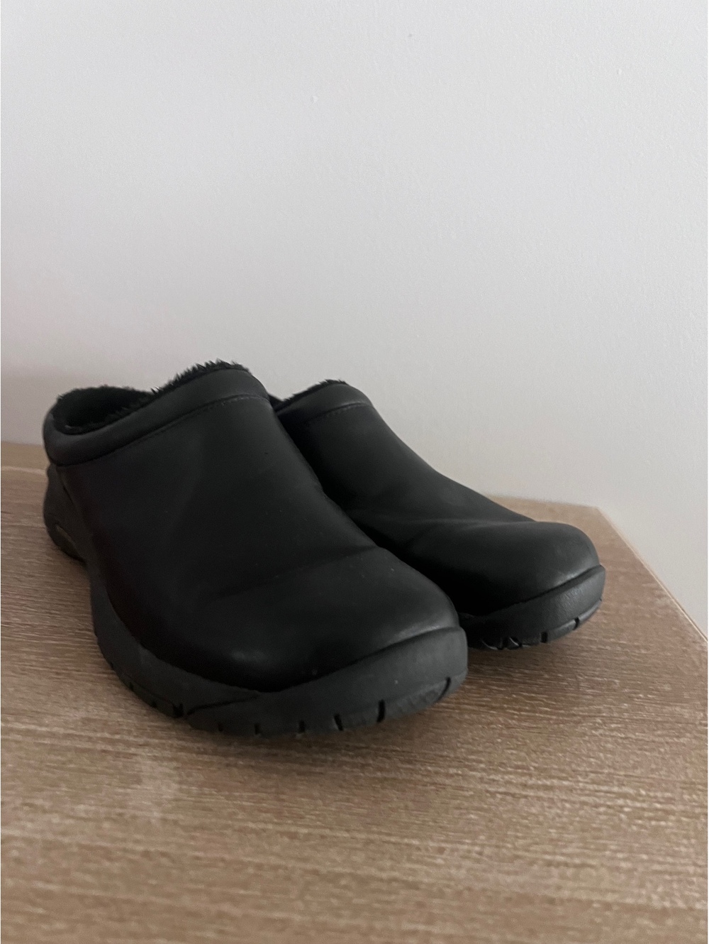 Merrell Women's Black Leather Slip-On Clogs with Fleece Lining, Size 9